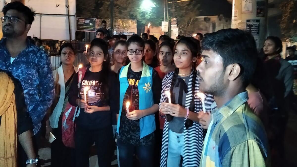 Abvp students paid tribute to female doctor of gang rape-murder victim in Hyderabad in Banda