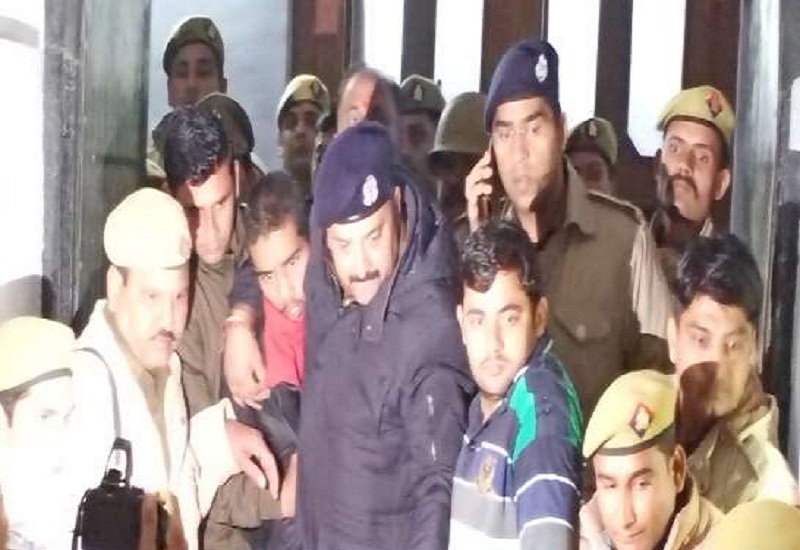 in Bijnor district Murder accused shot dead in CJM court and Head moharrir injured