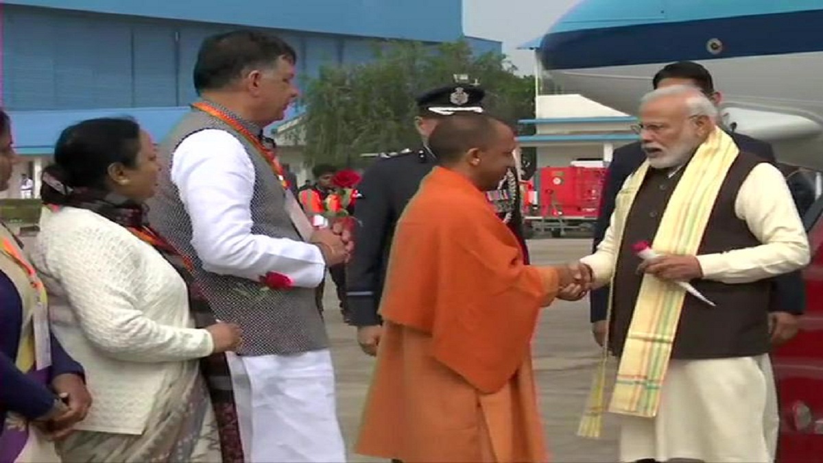 pm narendra modi with cm yogi on chakeri airport in Kanpur-2