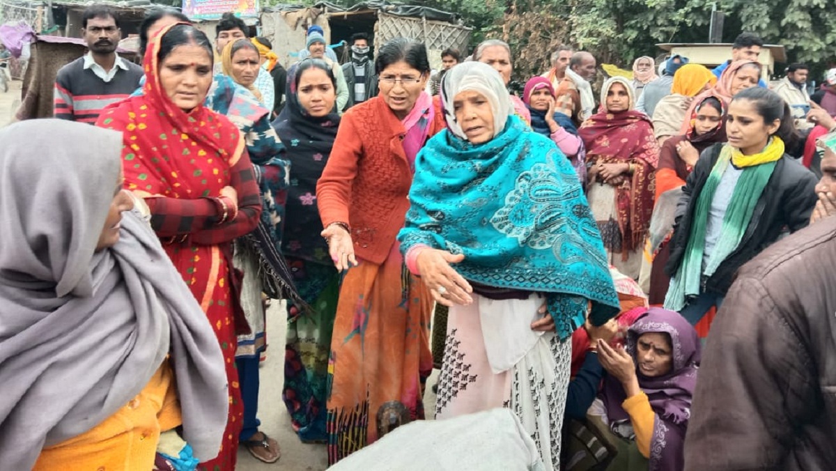 relatives of dead man road jammed by placing dead body on road