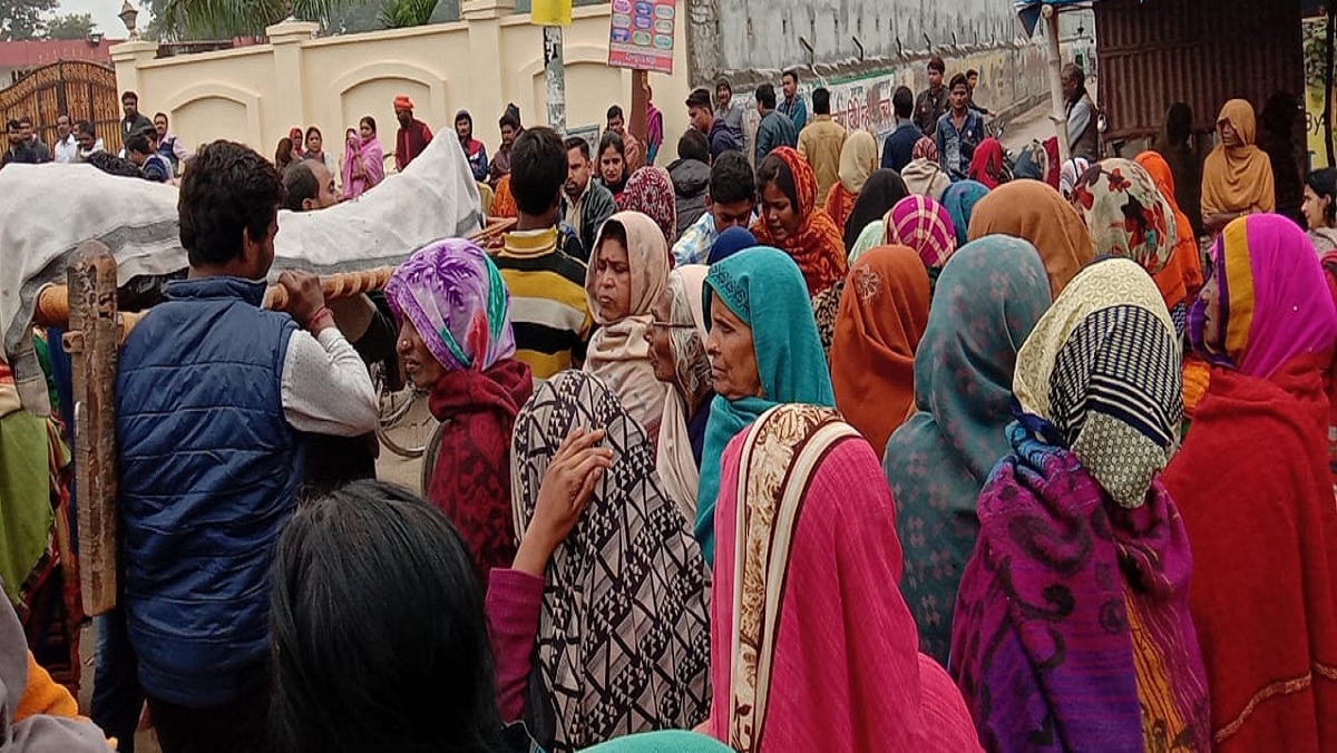relatives of dead man road jammed by placing dead body on road