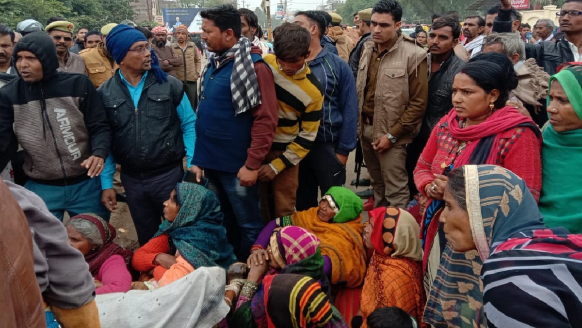 relatives of dead man road jammed by placing dead body on road