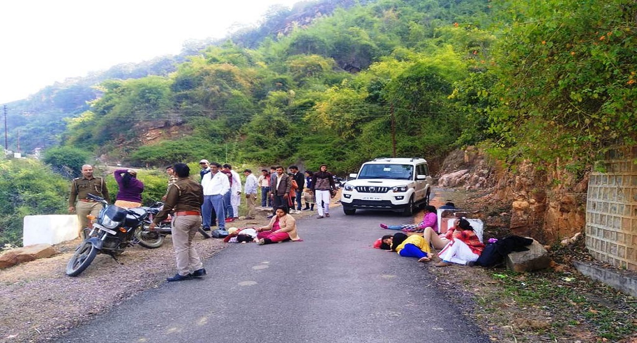 Banda Medical college girl's car fell into a ditch in Banda