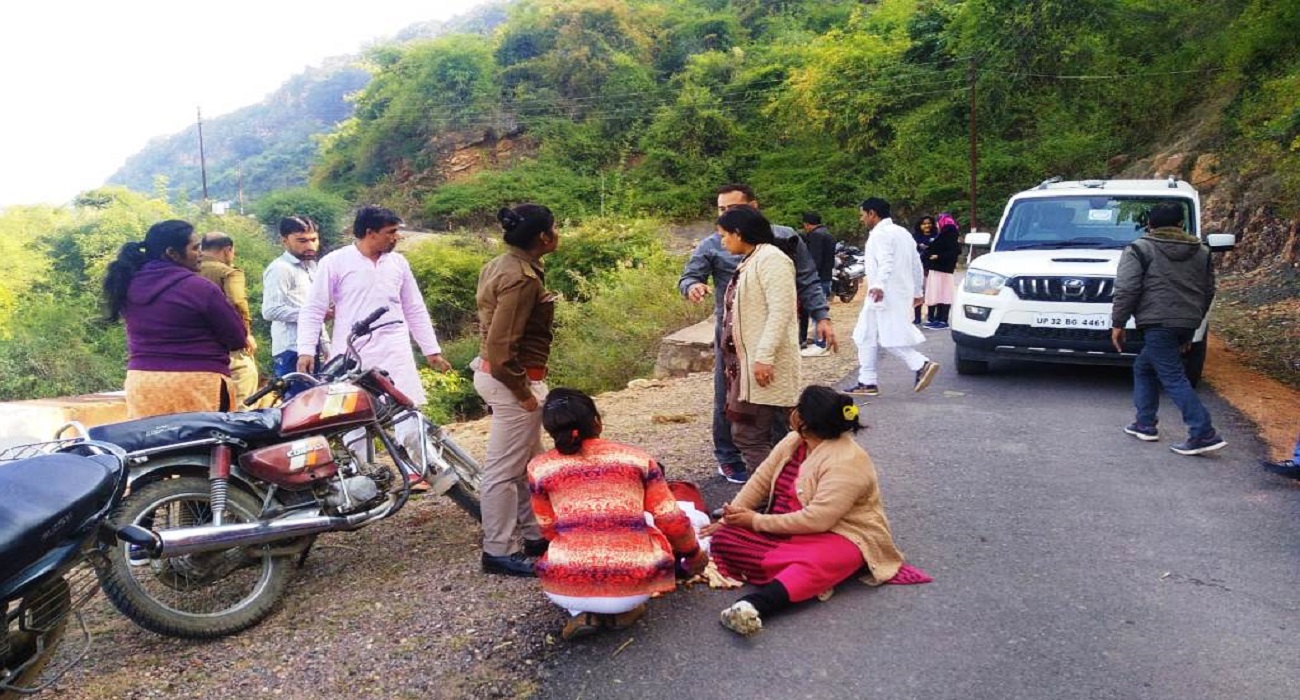 Banda Medical college girl's car fell into a ditch in Banda