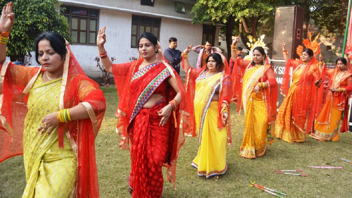 Banda mahila harper club celebrate news year with dandia-garba