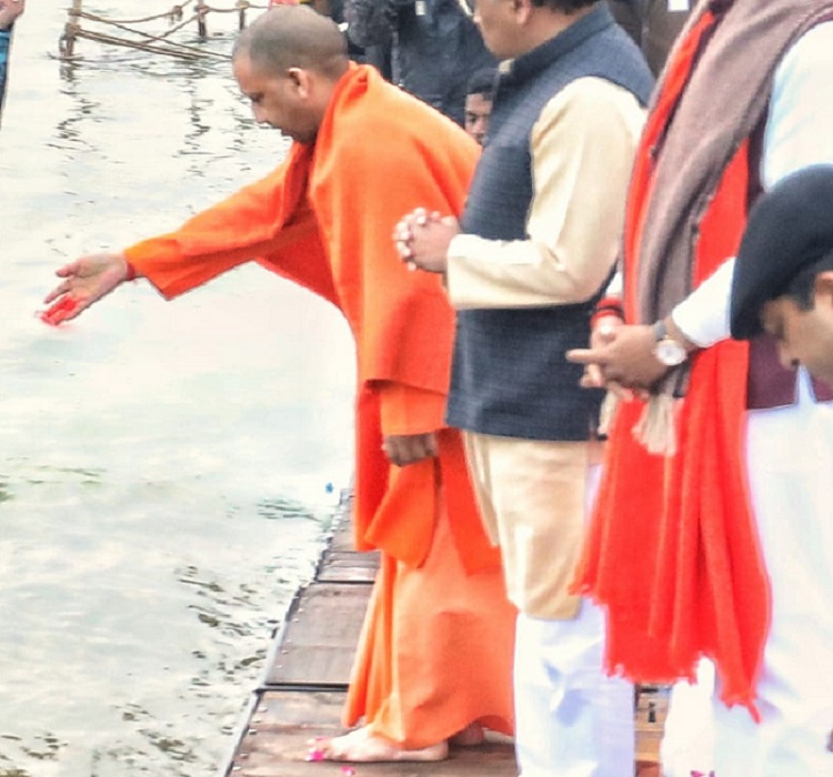 CM Yogi took a dip in Sangam on Vasant Panchami in Prayagraj