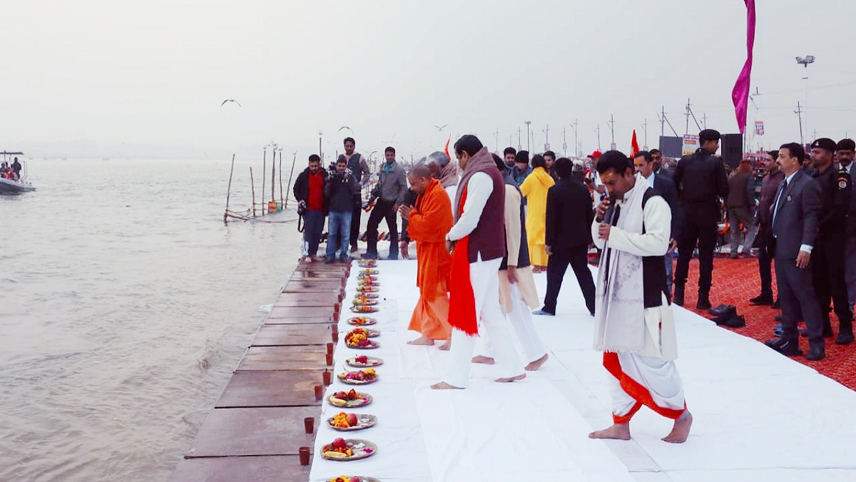 CM Yogi took a dip in Sangam on Vasant Panchami in Prayagraj