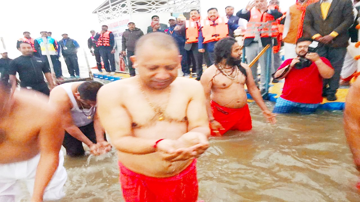 CM Yogi took a dip in Sangam on Vasant Panchami in Prayagraj