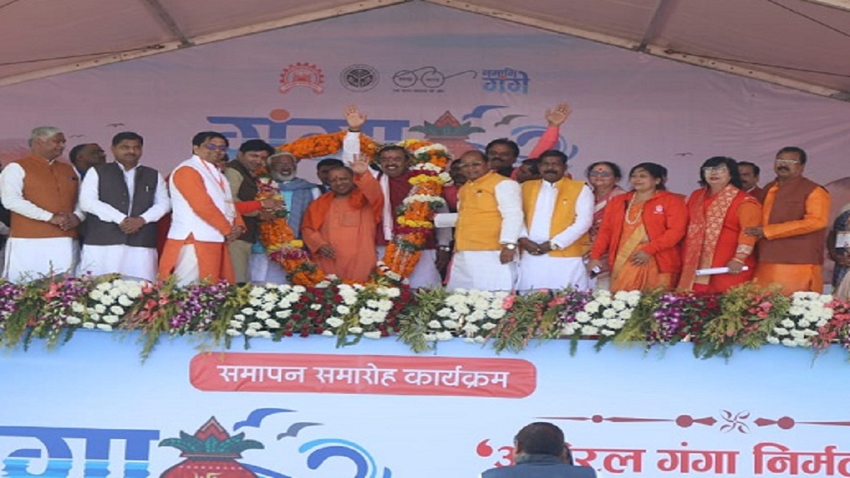 In Kanpur Chief Minister Yogi Adityanath performed Ganga Aarti in auspicious time 