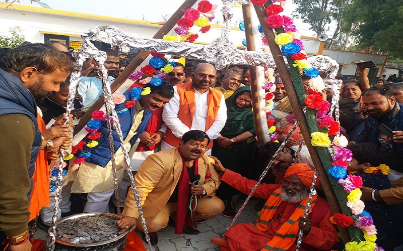 In Unnao MP Sakshi Maharaj Weighed with coins On 64th birthday