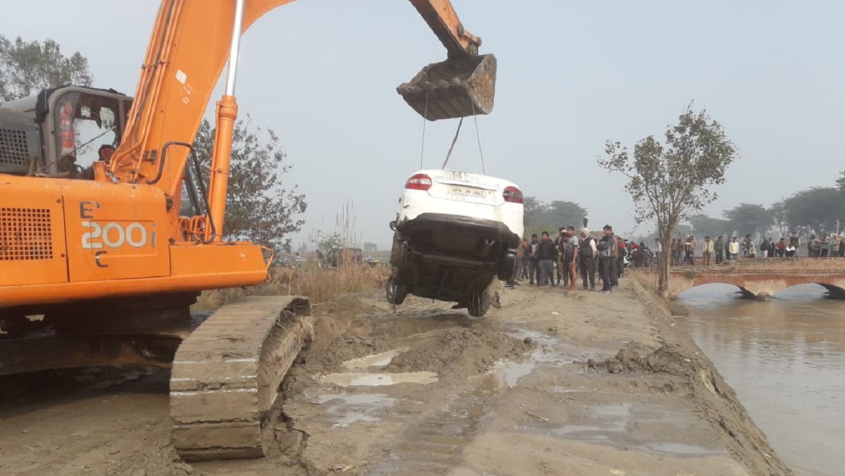 In kanpur Car falls in river due to fog Narrow escape driver