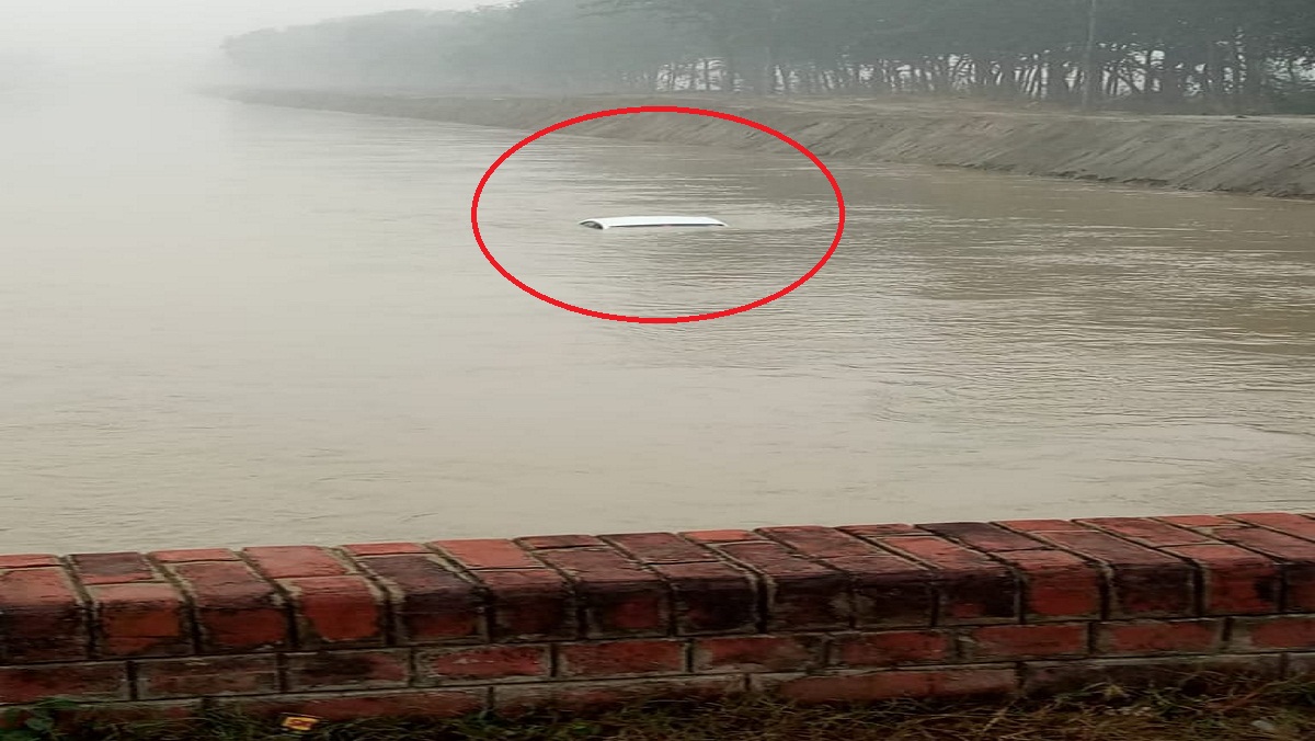 In kanpur Car falls in river due to fog Narrow escape driver