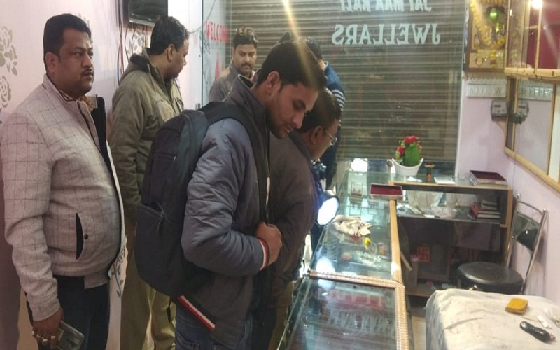 Jewelry-cash theft of 18 lakhs in a jewelery shop in Bidhanu Kanpur