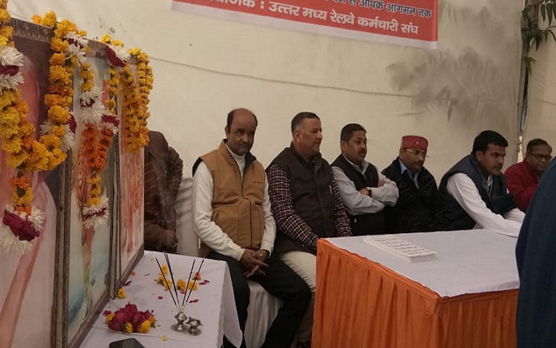 Railway union organized khichdi Feast in Kanpur