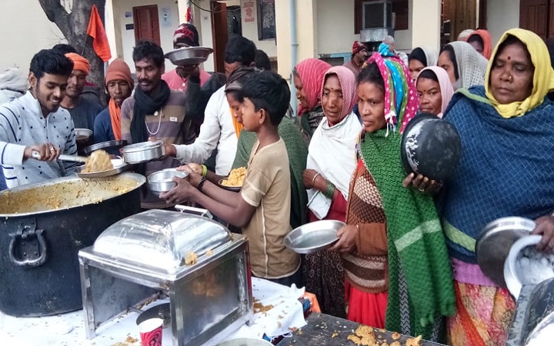 Railway union organized khichdi Feast in Kanpur
