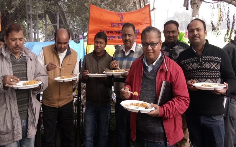 Railway union organized khichdi Feast in Kanpur