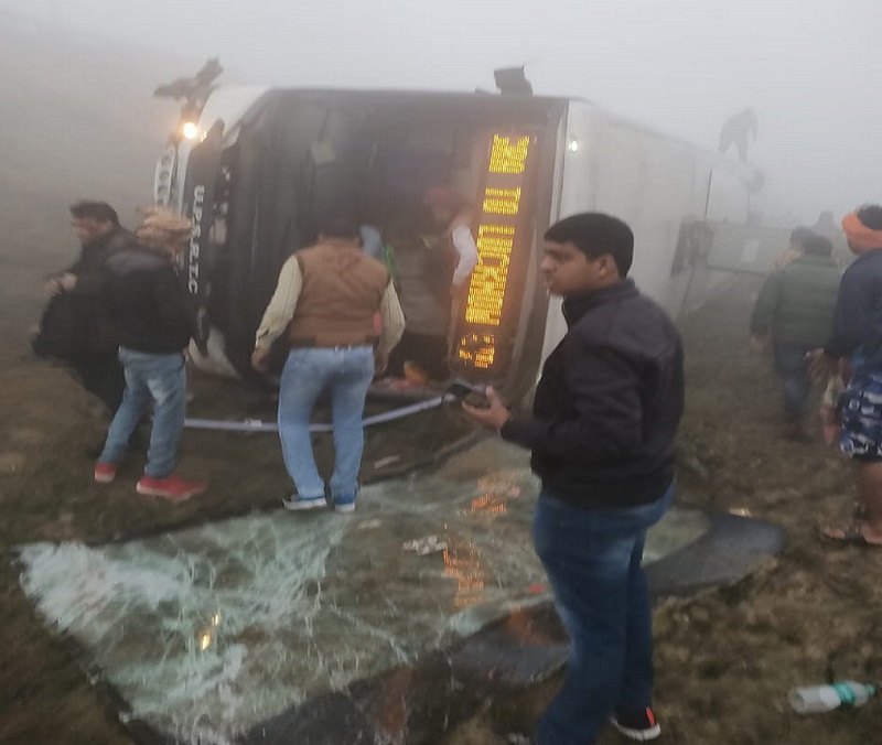 Lucknow express way volvo bus accident two kill-18 injured in Agra