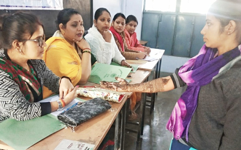 Mehndi competition organized at Rajiv Gandhi DAV College in Banda