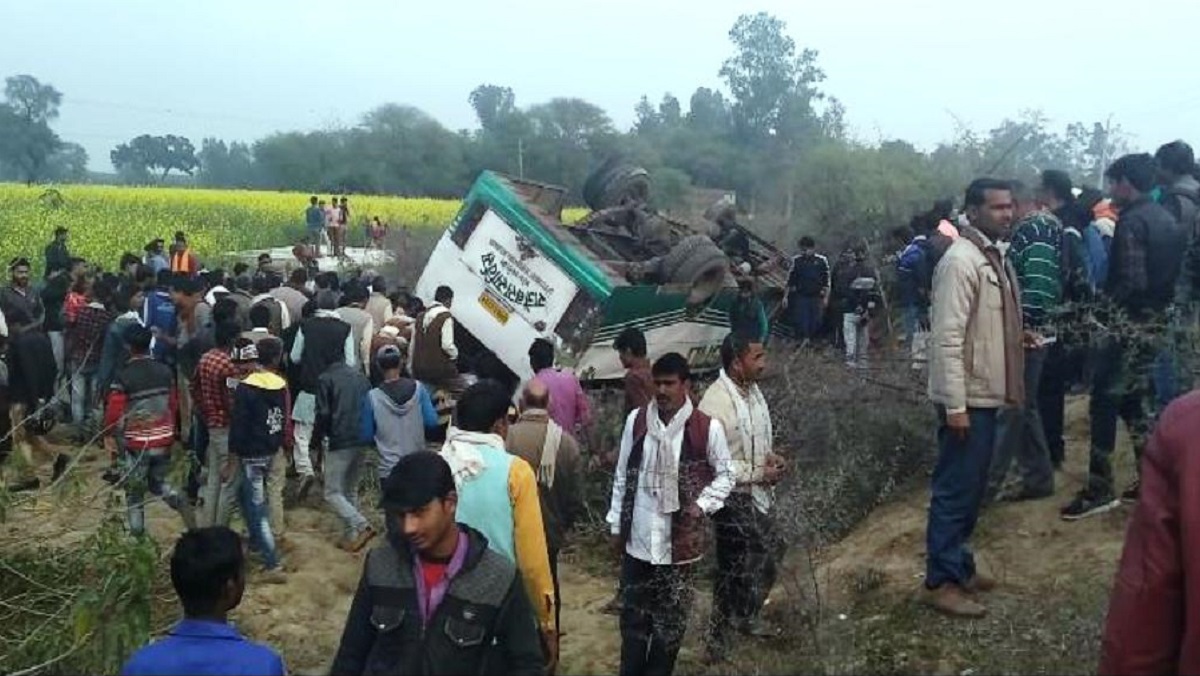 More than two dozen passengers injured by bus overturning in Banda