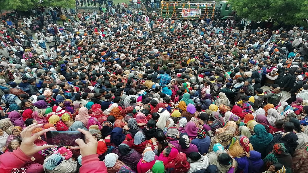 People gathered to pay last farewell to Kargil martyr Dharmendra in Kanpur