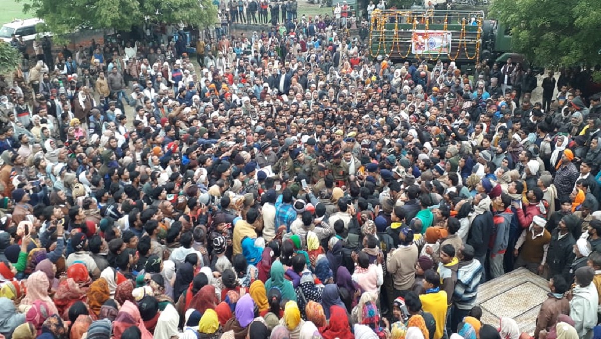 People gathered to pay last farewell to Kargil martyr Dharmendra in Kanpur