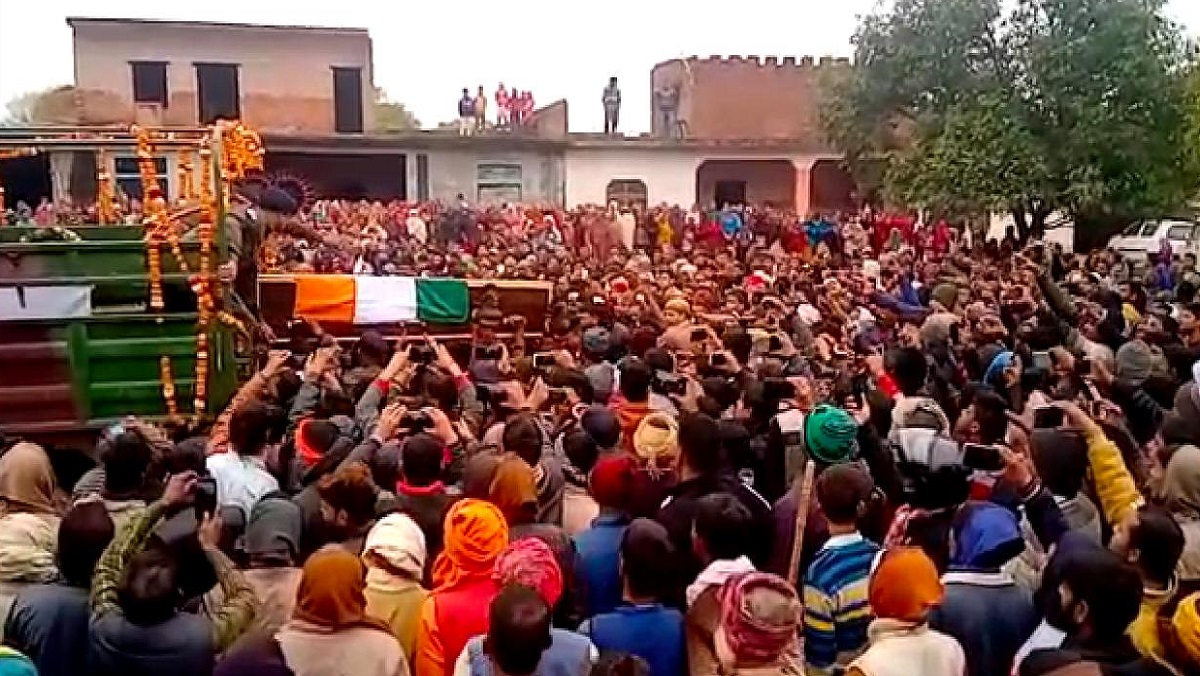 People gathered to pay last farewell to Kargil martyr Dharmendra in Kanpur