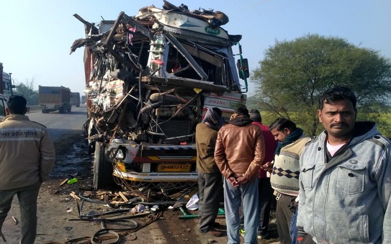 Two killed in road accident near Lalauli on Banda-Kanpur road in Fatehpur
