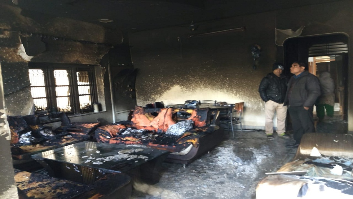Woman injured herself by stabbing Later set fire in house in Gaziabad