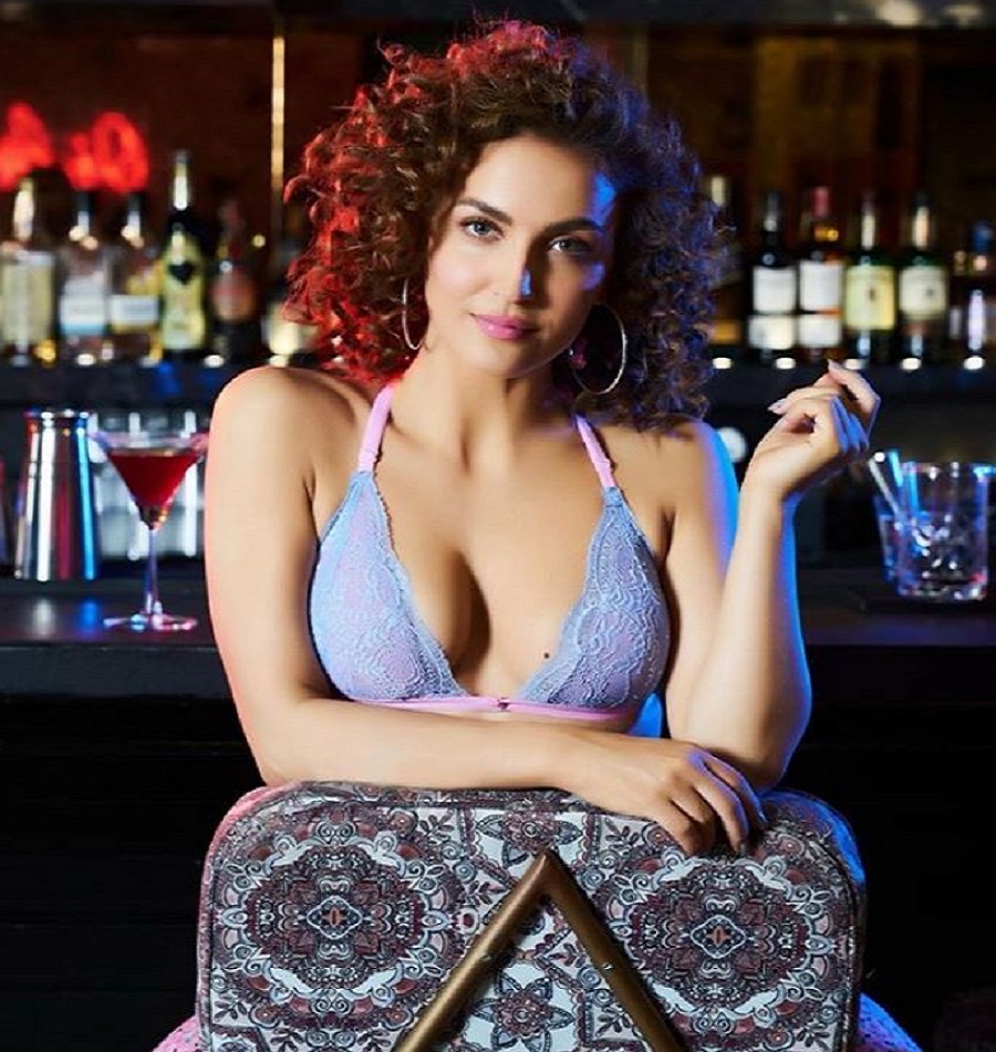 Hot sexy photo of bold actress Elli Avram