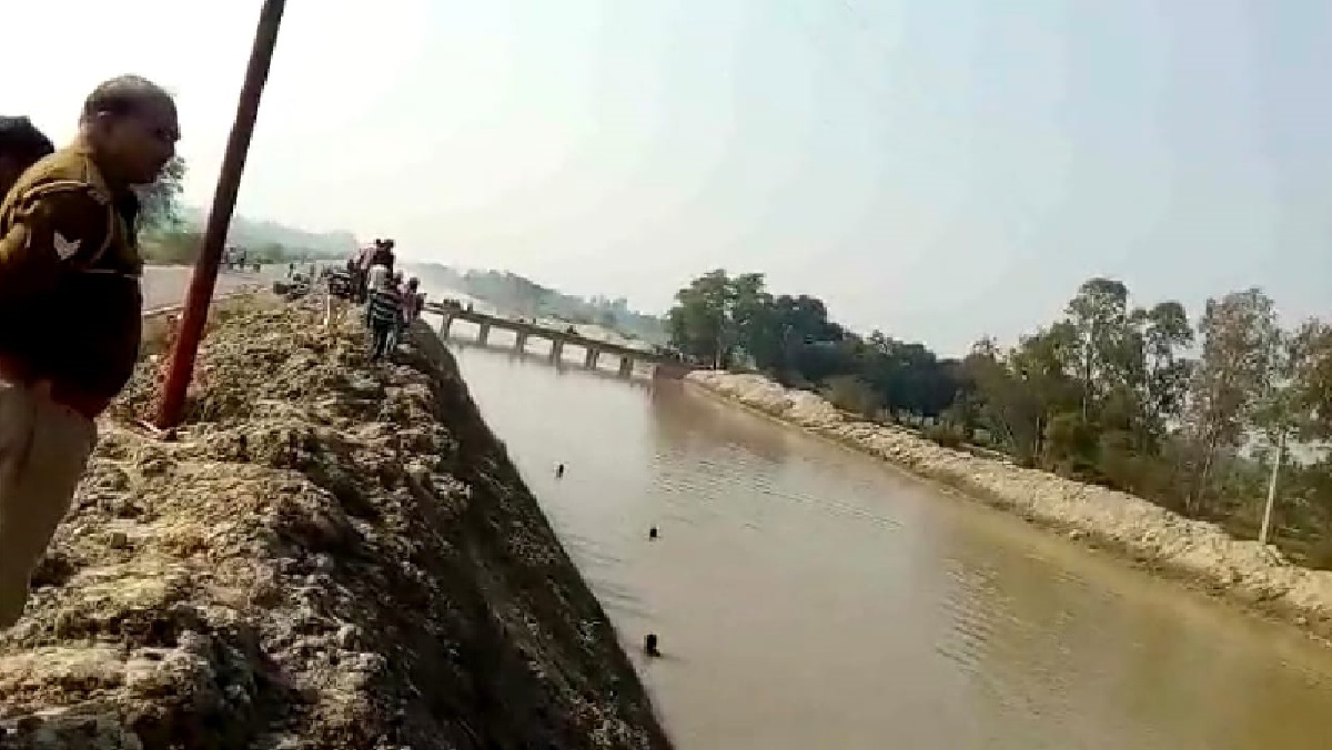 farmer landed on station from train and fell into canal in kanpur