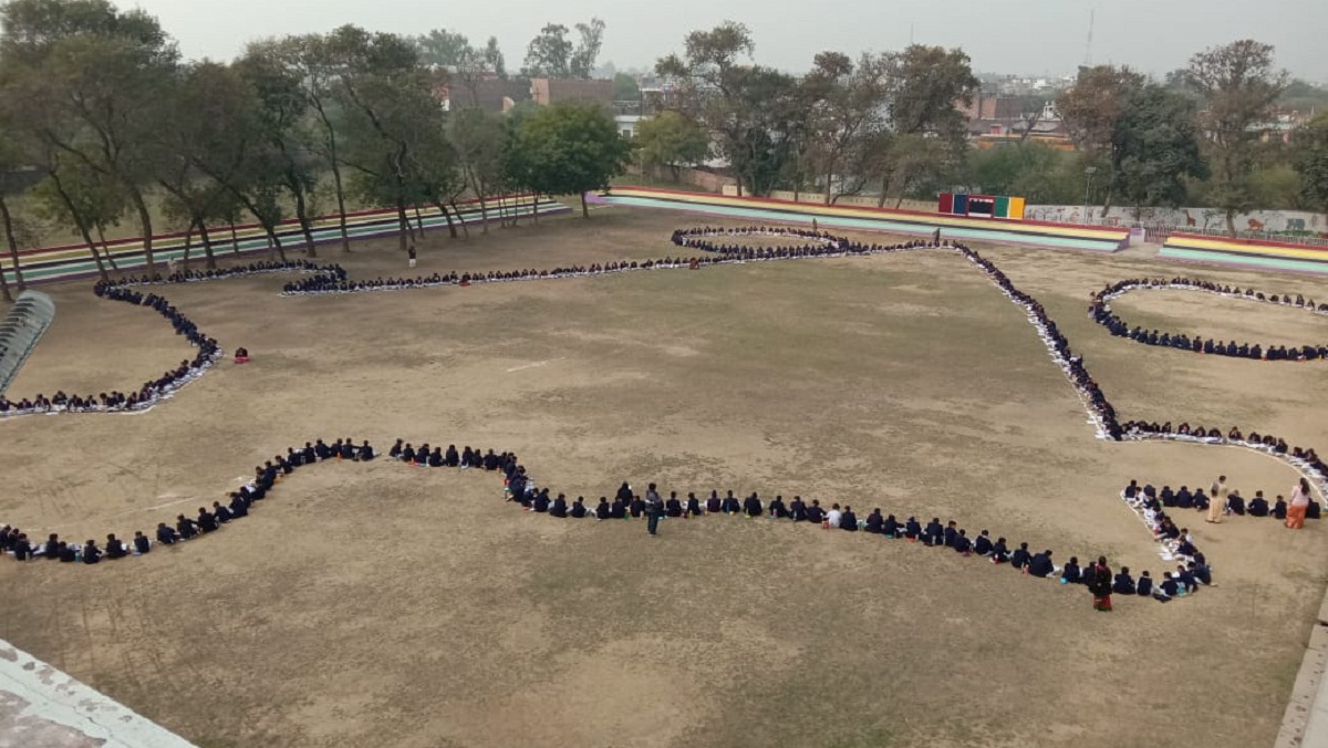 in Banda Students gave message with unique way for education