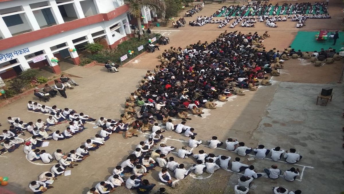 in Banda Students gave message with unique way for education