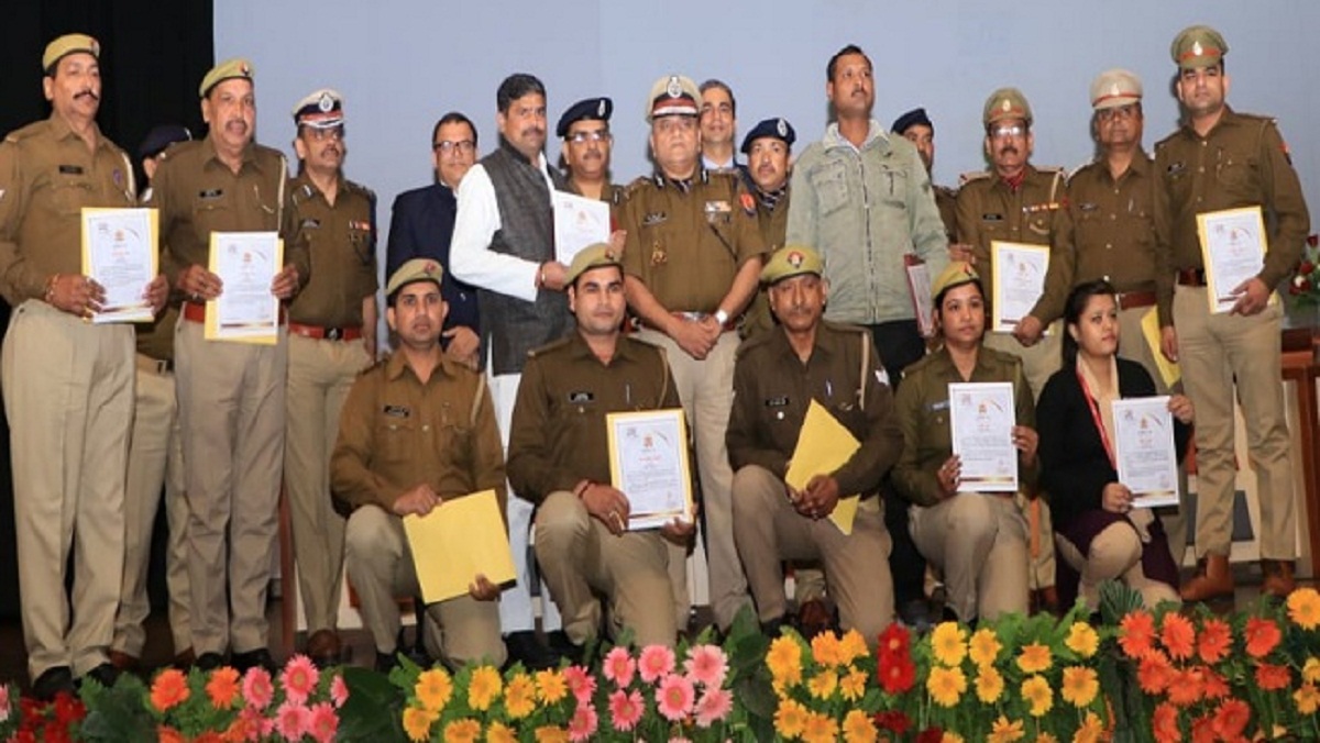 in Lucknow DGP honored aware citizens and employees on foundation day of Dial UP-112
