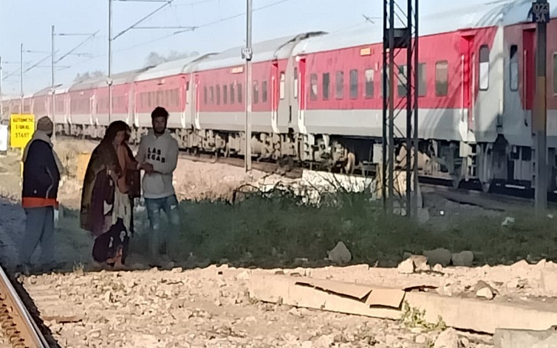 Goods train passes over a woman in Kanpur but lives saved 