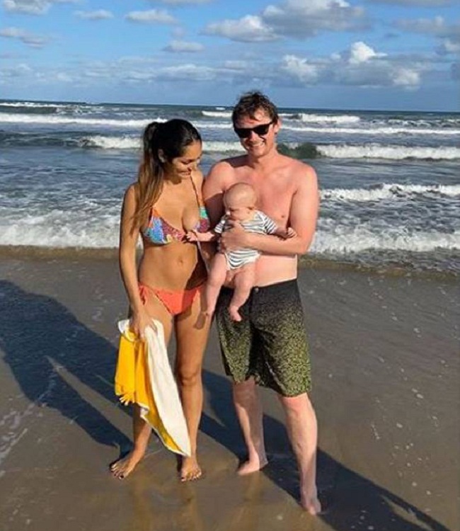 Actress Bruna Abdullah on beach enjoy with her baby 