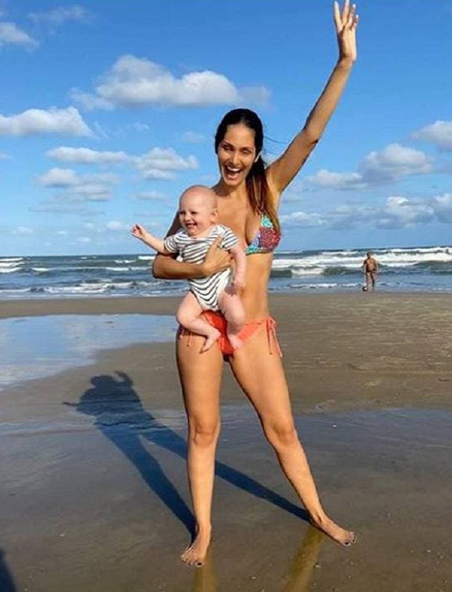 Actress Bruna Abdullah on beach enjoy with her baby 