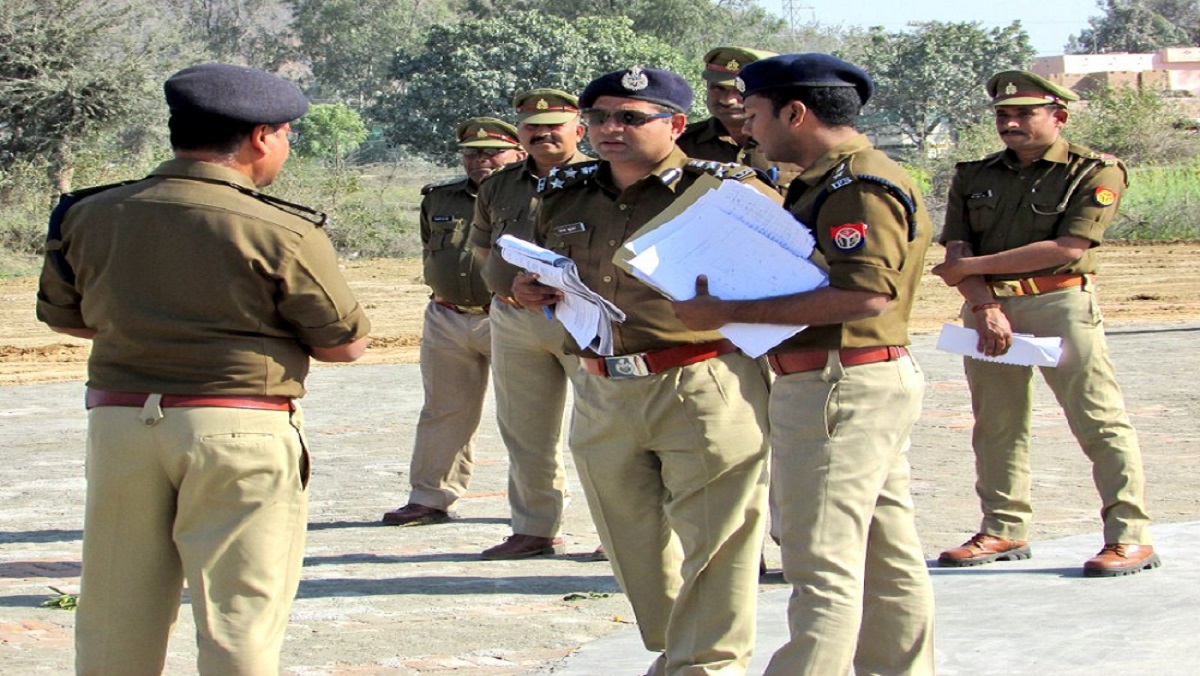 Banda DIG Deepak Kumar at Chitrakoot to check security points venue of prime minister programe