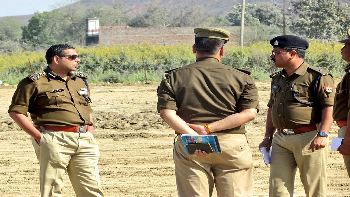 Banda DIG Deepak Kumar at Chitrakoot to check security points venue of prime minister programe