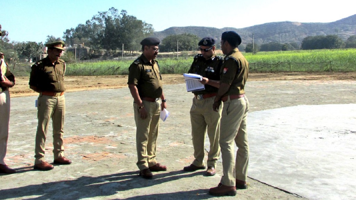 Banda DIG Deepak Kumar at Chitrakoot to check security points venue of prime minister programe