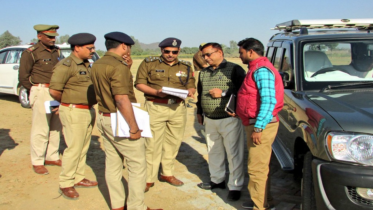 Banda DIG Deepak Kumar at Chitrakoot to check security points venue of prime minister programe