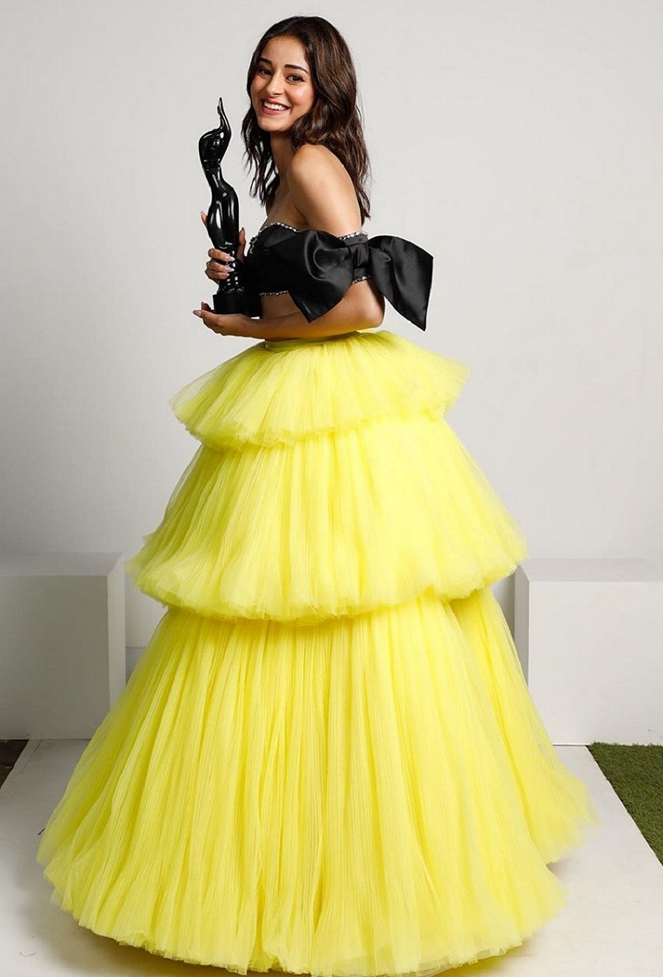 Bollywood actress Ananya pandey hot dress photo