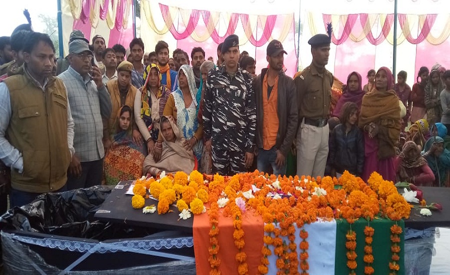 Martyr CRPF jawan cremated with state honors in Banda