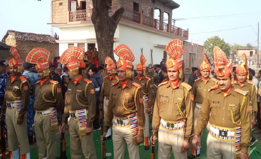 Martyr CRPF jawan cremated with state honors in Banda