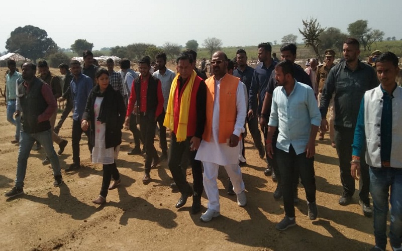 Minister of state status UPCLF President Virendra Tiwari inaugrated cowhouse in Banda