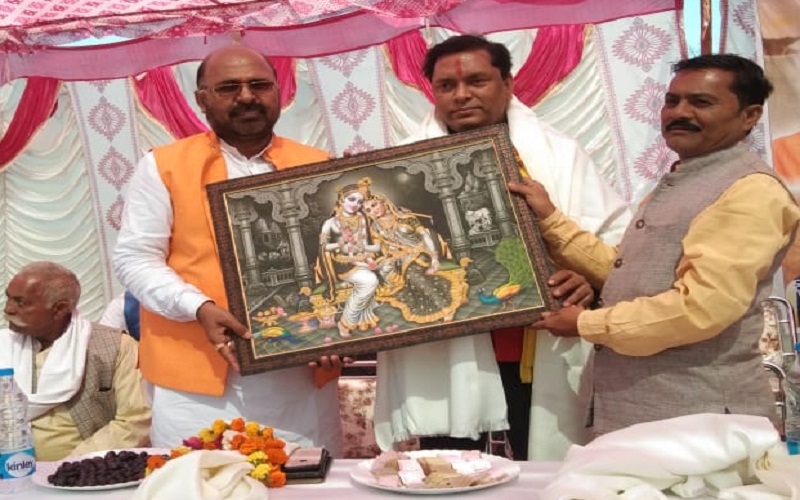 Minister of state status UPCLF President Virendra Tiwari inaugrated cowhouse in Banda