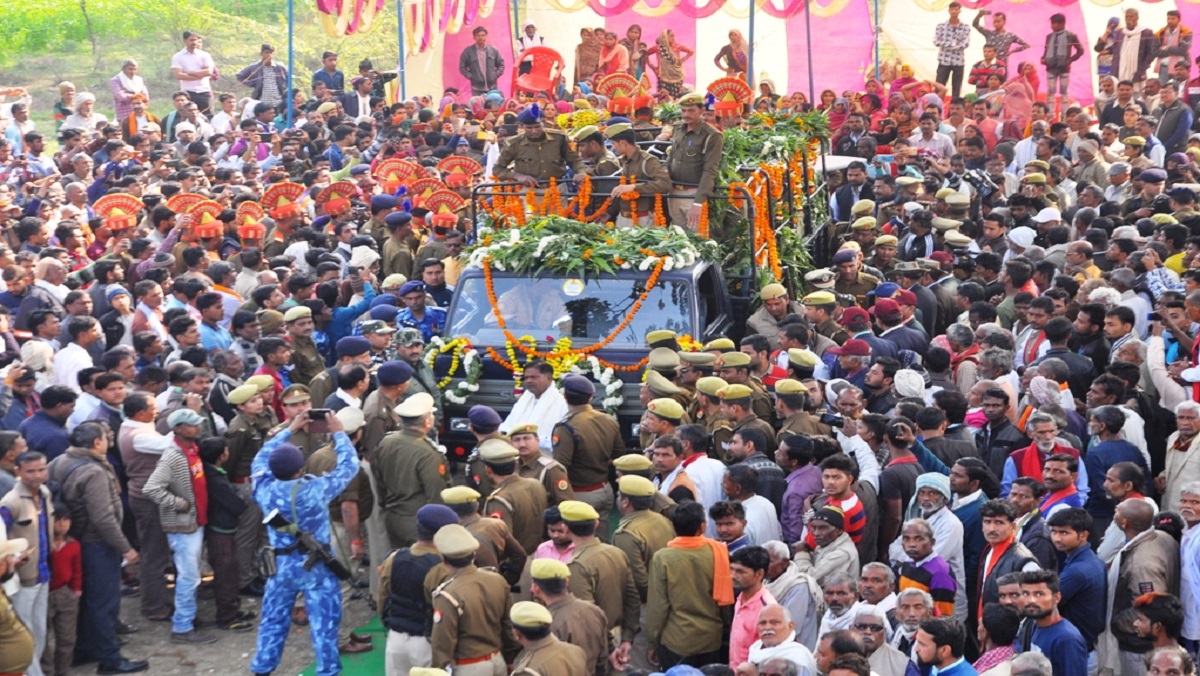 Officers pay tribute to martyr CRPF jawan in Banda