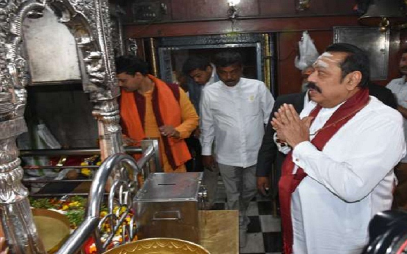 Shri lanka pm mahindra rajpakche in varanshi india