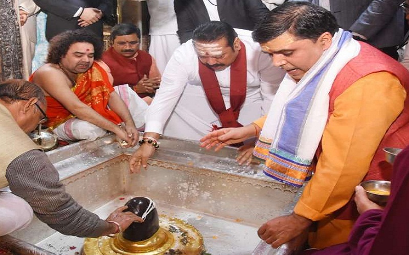 Shri lanka pm mahindra rajpakche in varanshi india