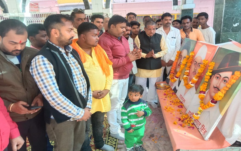 VHP and Bajrang Dal paid tribute to martyrs in Banda