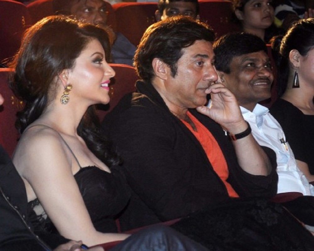 actress urvashi rautela hot photo with sunny deol